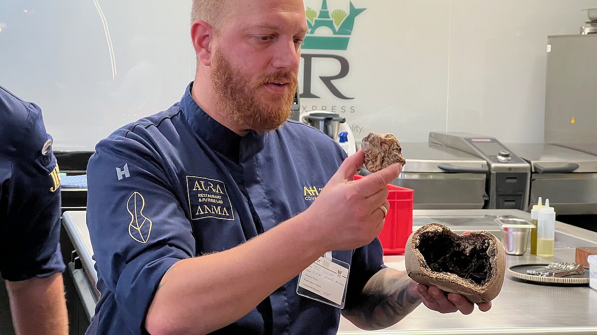 Food Scout Joshi Osswald präsentiert die in Salzmantel getrocknete Kohlrabi | © agentur-fuer-gastrosophie