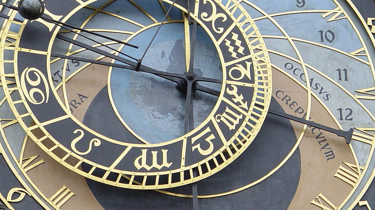 Ungleichzeitig und ständig im Fluss - die Zeit. Astronomische Uhr in Prag |© Von Maros M r a z (Maros) - Eigenes Werk, CC BY-SA 3.0, https://commons.wikimedia.org/w/index.php?curid=169224 |Quelle: Wikipedia