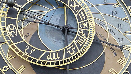 Ungleichzeitig und ständig im Fluss - die Zeit. Astronomische Uhr in Prag |© Von Maros M r a z (Maros) - Eigenes Werk, CC BY-SA 3.0, https://commons.wikimedia.org/w/index.php?curid=169224 |Quelle: Wikipedia