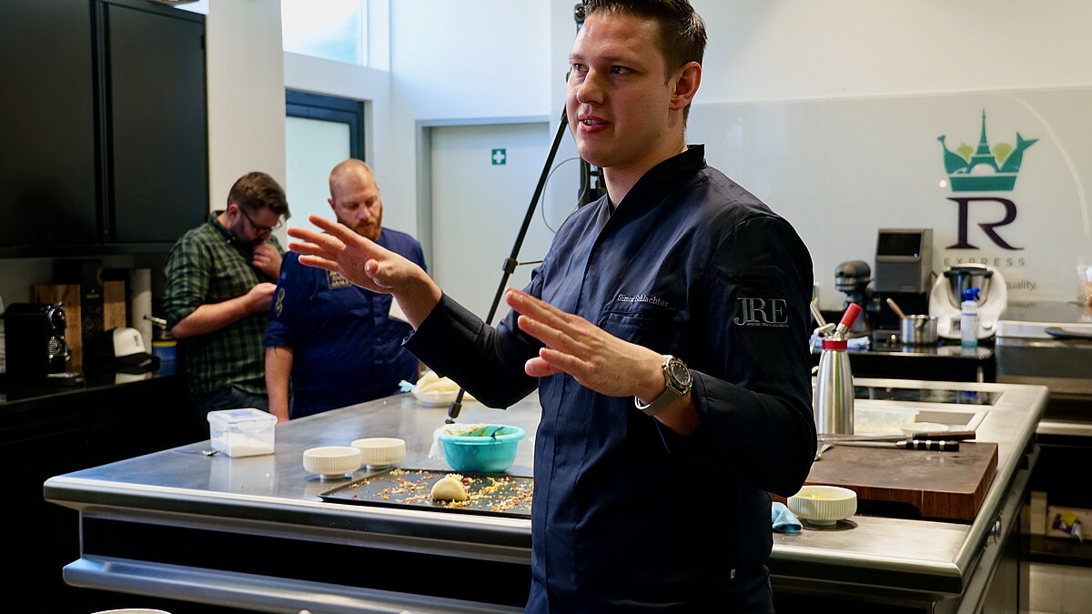 Simon Schlachter erläutert seine Idee der kulinarischen Heimat | © agentur-fuer-gastrosophie 