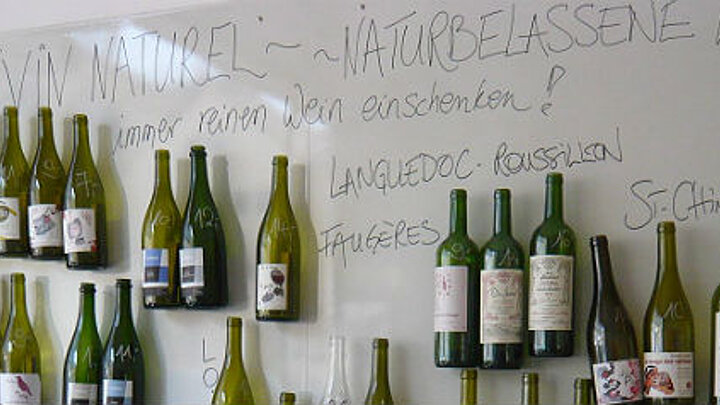 Frei schwebende Weine in der Vincaillerie in Köln