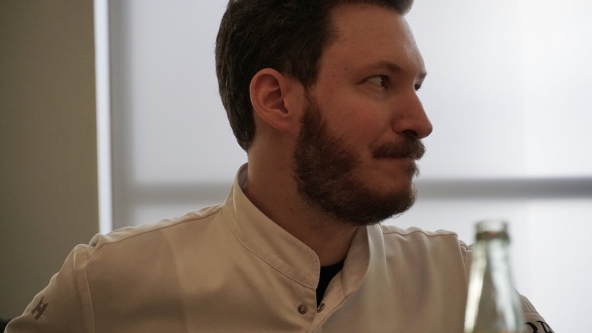 Bringt die Elemente seiner kulinarischen Heimaten Bayern, Österreich, Hamburg auf die Teller: Felix Dietz | © agentur-fuer-gastrosophie
