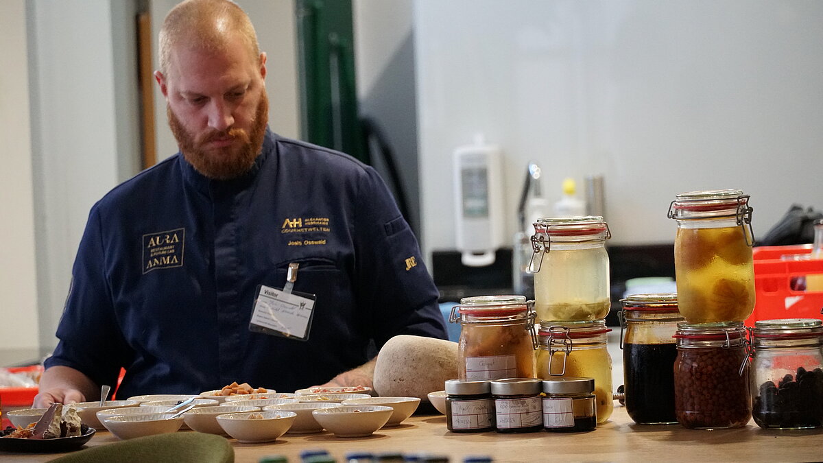 Joshi Oswald präsentiert Ergebnisse aus dem Food Lab | © agentur-fuer-gastrosophie 