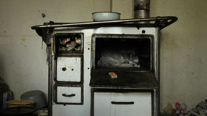 Der Ofen zeigt die offene Flamme, die er zugleich bändigt