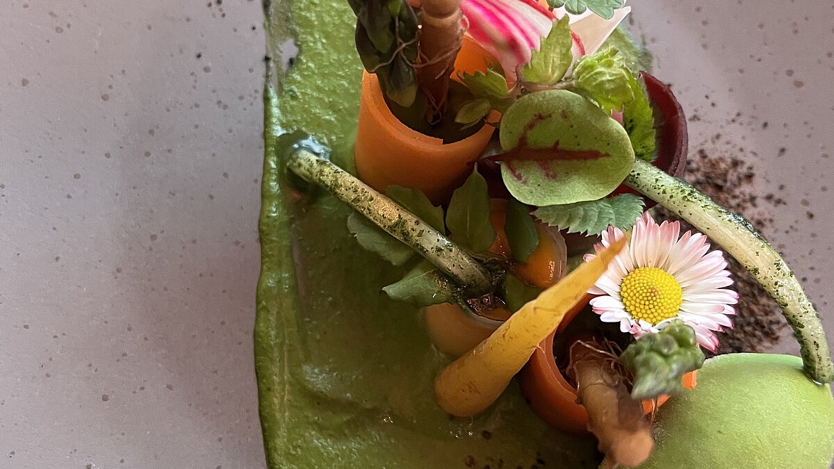 Frühlingsbeet: Junges Gemüse |  Kräuteremulsion| Gierschsorbet |© Tartuffel